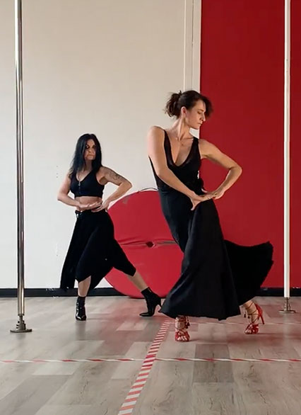 insegnanti di heels dance mentre dimostrano la danza sui tacchi