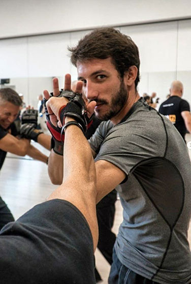 Allenamento di Krav Maga in corso a Milano con partecipanti impegnati in tecniche di difesa personale